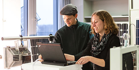 Ein Mann und eine Frau am Laptop im Labor © HTW Berlin/Nina Zimmermann
