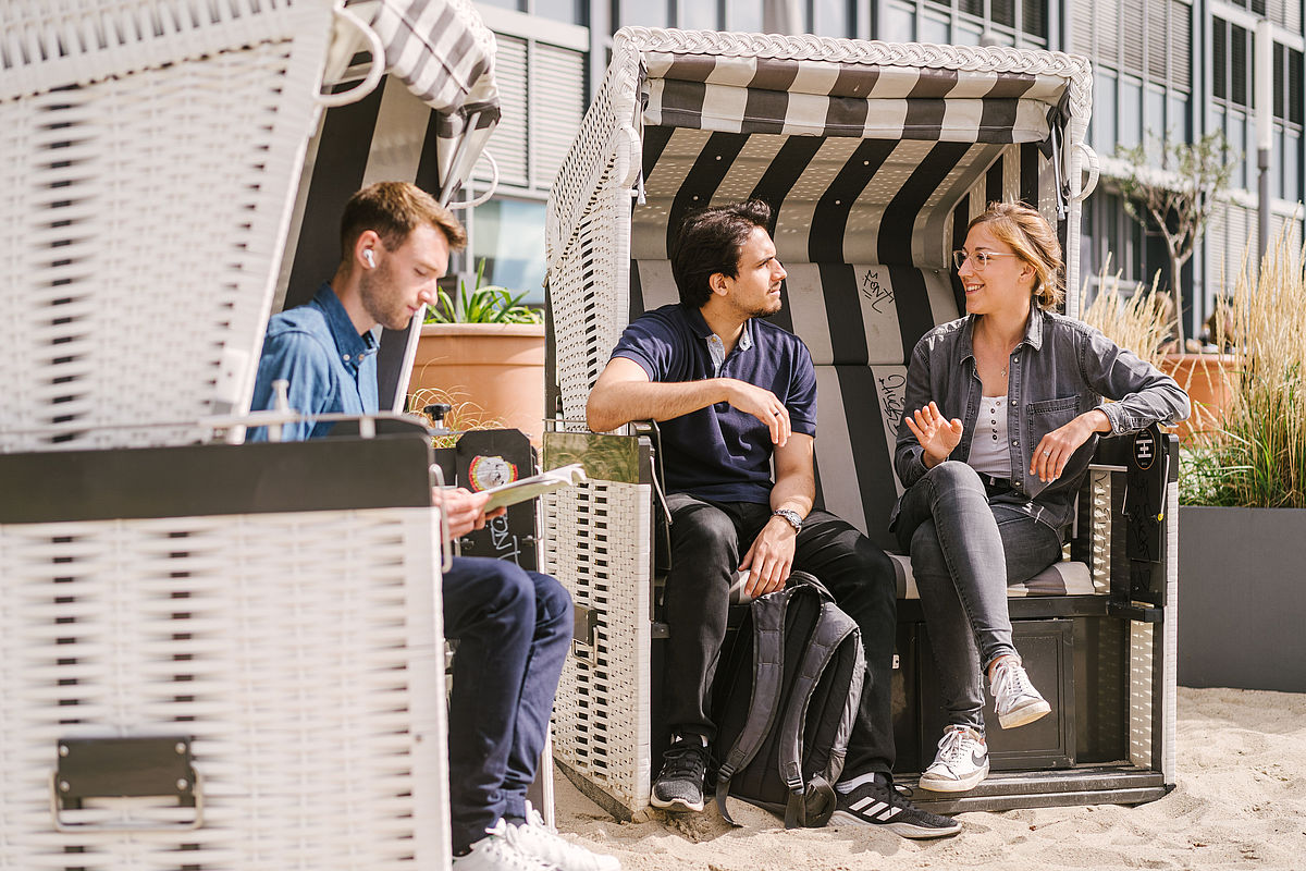 Studierende in den Strandkörben auf dem Campus Wihelminenhof © HTW Berlin/Alexander Rentsch Studierende in den Strandkörben auf dem Campus Wihelminenhof