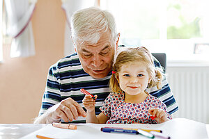 Opa und Enkelkind © istcophoto.com/romrodinka