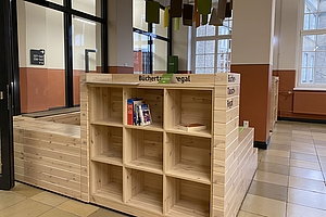 Büchertauschregal am Campus Treskowallee © HTW Berlin/Anja Schuster