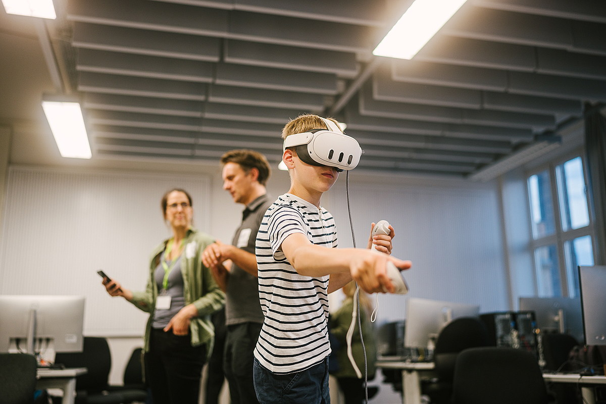 Kind hat eine VR-Brille an ©Alexander Rentsch/HTW Berlin Kind hat eine VR-Brille an