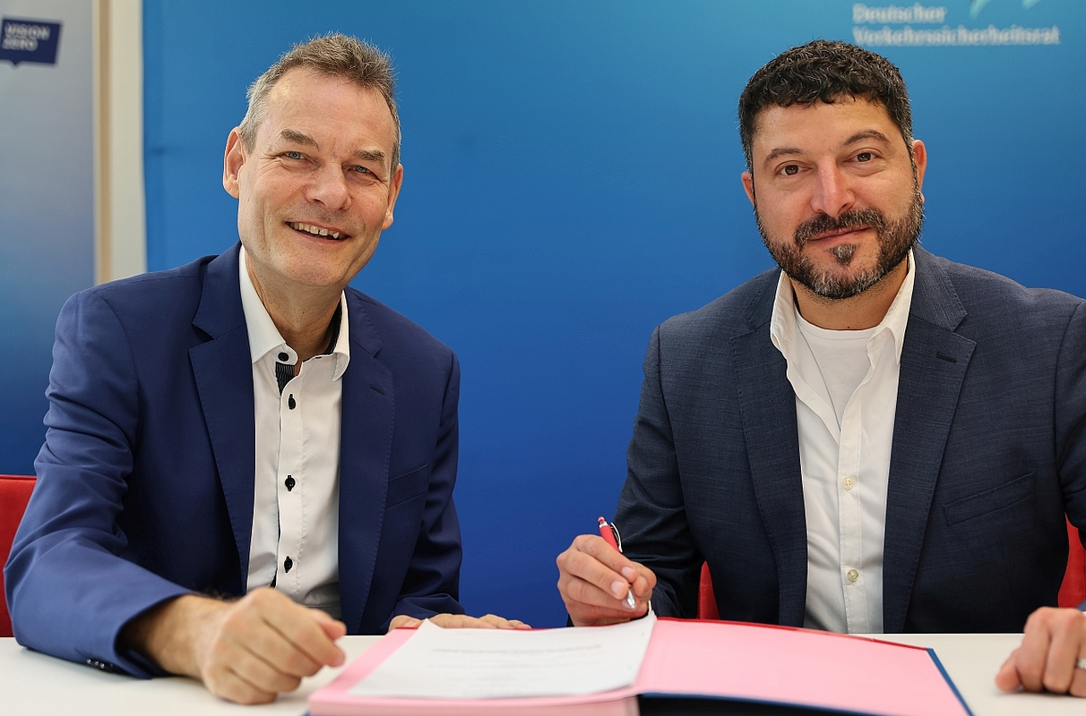 DVR-Hauptgeschäftsführer Stefan Grieger (links) und Darius Friedemann (rechts) bei der Vertragsunterzeichnung © DVR/Daniela Stanek DVR-Hauptgeschäftsführer Stefan Grieger (links) und Darius Friedemann (rechts) bei der Vertragsunterzeichnung