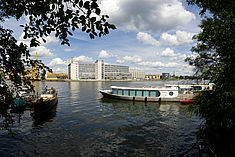 Blick auf Gebäude H vom anderen Spreeufer aus © HTW Berlin/Thomas Kemnitz