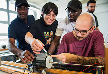 Studierende im Labor
