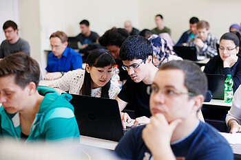 Internationale Studierende am Laptop während einer Lehrveranstaltung