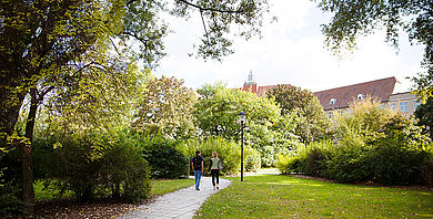 Zwei Studierende gehen auf dem Campus Treskowallee entlang