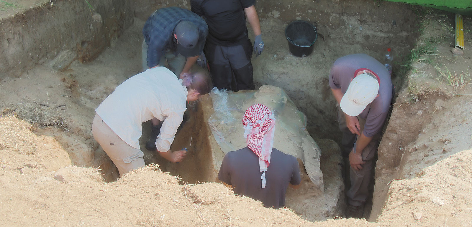 Studierende der Hochschule für Technik und Wirtschaft Berlin bei der Freilegung des Blocks. © BLDAM/C. Krauskopf