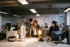 Studierende im Solarlabor