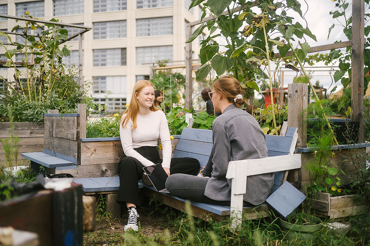 Zwei Studentinnen auf dem Campus der HTW Berlin © HTW Berlin/Alexander Rentsch