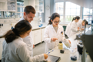 Forschende im Labor © HTW Berlin/Alexander Rentsch