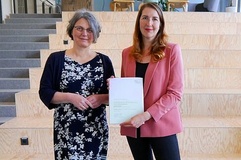 HTW-Präsidentin Prof. Dr. Annabella Rauscher-Scheibe und Prof. Dr. Kathrin Goldammer mit der Ernennungsurkunde © RLI