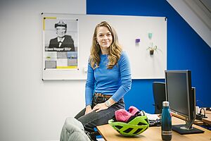 Mareike Lisker am Schreibtisch