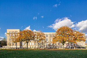 Der herbstliche Campus Treskowallee der HTW Berlin, Sitz des Fachbereichs Wirtschaft und Recht 