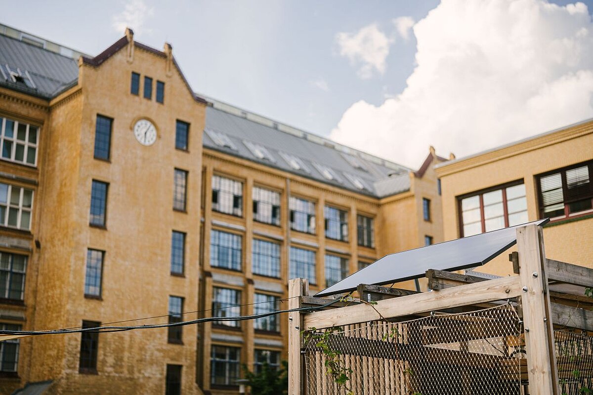 Gespeist wird die Ladestation aus diesem Solarmodul © HTW Berlin/Alexander Rentsch Gespeist wird die Ladestation aus diesem Solarmodul © HTW Berlin/Alexander Rentsch