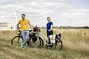 Zwei Menschen mit Fahrrädern auf dem Tempelhofer Feld © bzi/Thomas Kierok