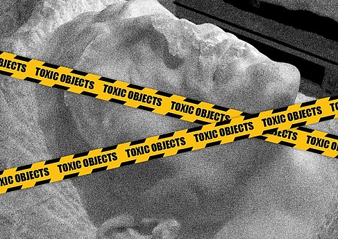 Skulptur mit gelb-schwarzem Flatterband und der Aufschrift "Toxic" © Andressa Clemente