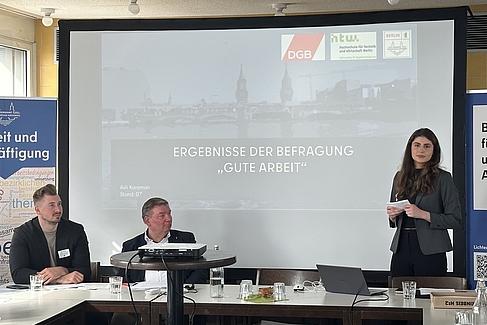 Studentin Asli Karaman präsentiert die Ergebnisse an einer Leinwand