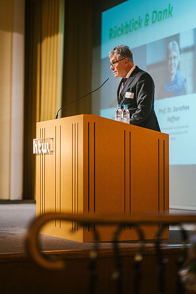 Mathis Kuchejda am Pult beim Herbstempfang 2023 der HTW Berlin © HTW Berlin/Alexander Rentsch