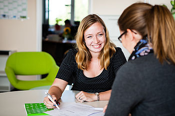 Kolleginnen im Gespräch © HTW Berlin/Camilla Rackelmann