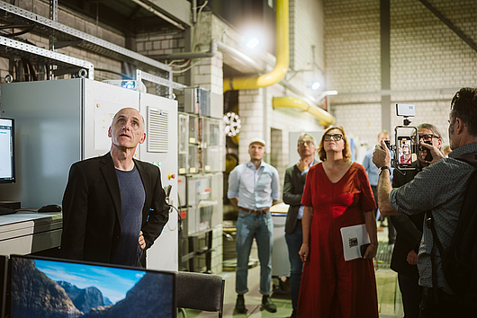 Prof. Dr. Jens Fortmann präsentiert das HTW-Testnetz in der GASAG-Halle auf dem Campus Wilhelminenhof