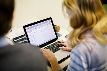 Studentin am Laptop