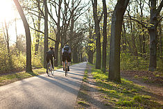 Zwei Fahrradfahrer in der Wuhlheide © HTW Berlin/Camilla Rackelmann