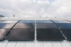 PV-Anlage auf einem Gebäude-Dach