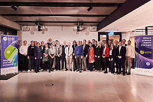 Gruppenfoto bei der Gründungveranstaltung mit Annabella Rauscher-Scheibe und Stefanie Molthagen-Schnöring © UNITE/Peter Mate