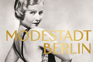 Schwarz-weiß Fotografie von Lilian Harvey in einem schwarzen Abendkleid, darüber der Schriftzug "Modestadt Berlin"