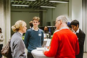 Professor*innen, Fördernde und Studierende im Gespräch bei der Vergabefeier am 20.11.2025 © HTW Berlin/Anja Schuster