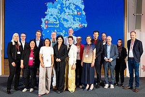 Gruppenfoto bei der Übergabe der Förderurkunde an UNITE © BMWE/Dominik Butzmann