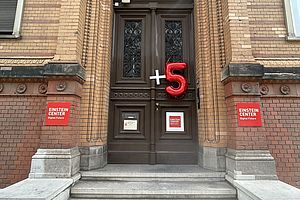 Ein Luftballon in Form einer 5 am Eingang des Einstein Center Digital Future © ECDF/PR/Felix Noak