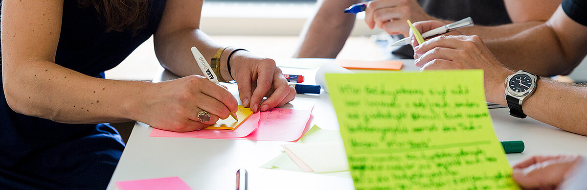 Kreatives Denken lernen Studierende zum Beispiel in Deisgn Thinking Workshops an der HTW Berlin © HTW Berlin/Nikolas Fahlbusch