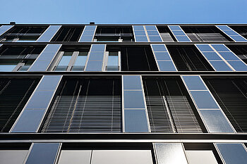 Photovoltaikfassade eines Gebäudes